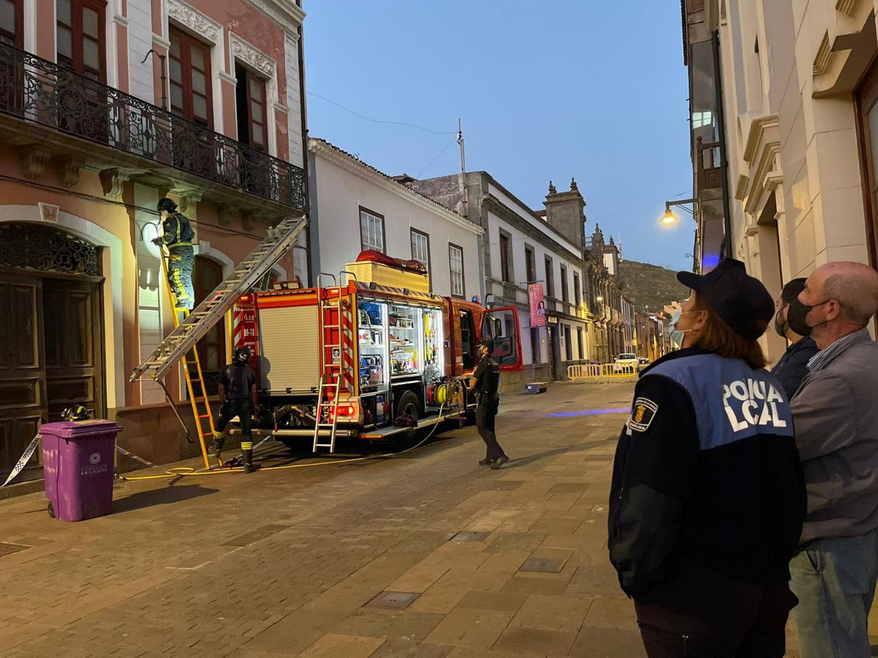 Santiago Pérez inspecciona edificio derrumbes